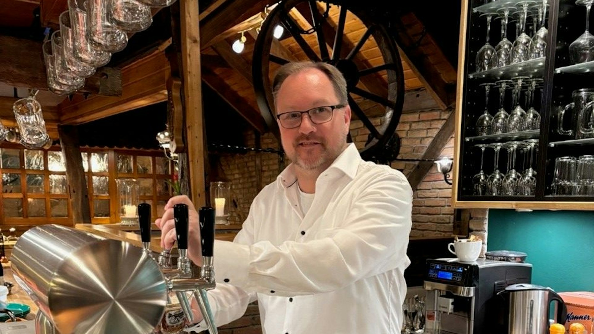 Gastgeber André Decker in seinem
Kellerrestaurant Alt-Lohmar