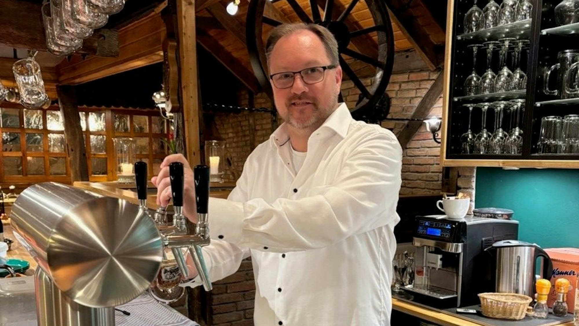 Gastgeber André Decker in seinem
Kellerrestaurant Alt Lohmar.