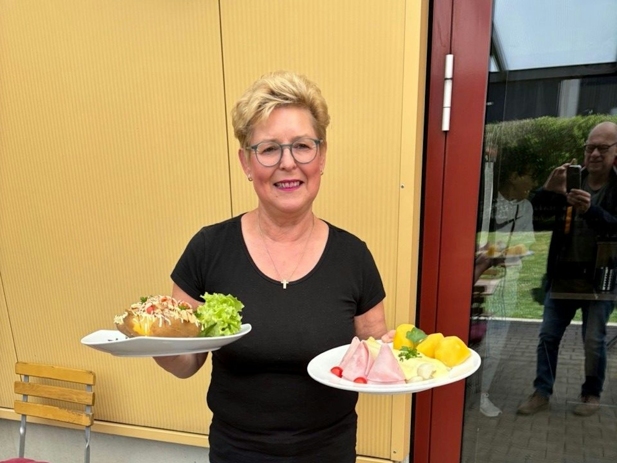 Heike Moll kümmert sich um den Service im Hofrestaurant.