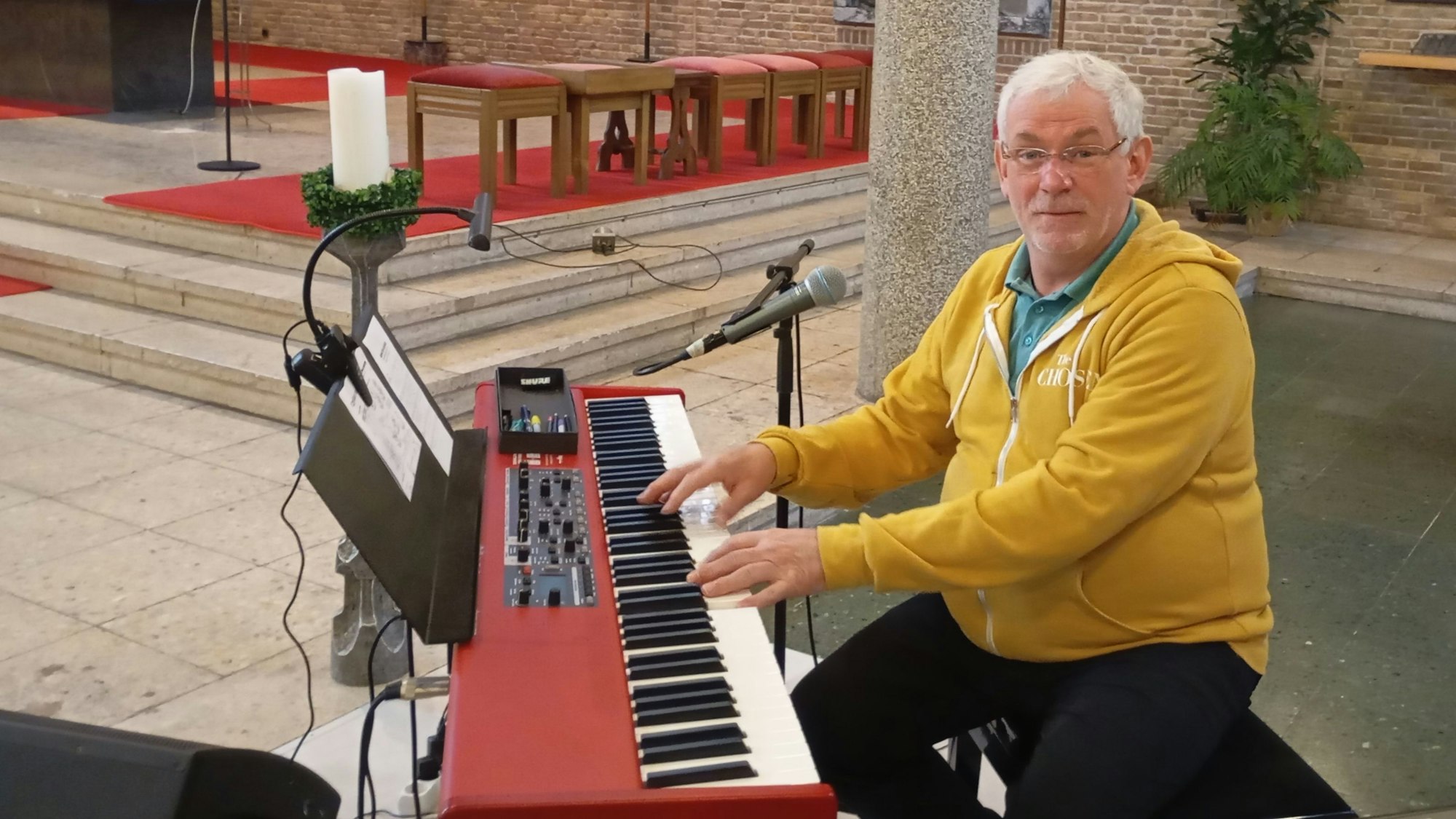 Ein Mann schaut in die Kamera.