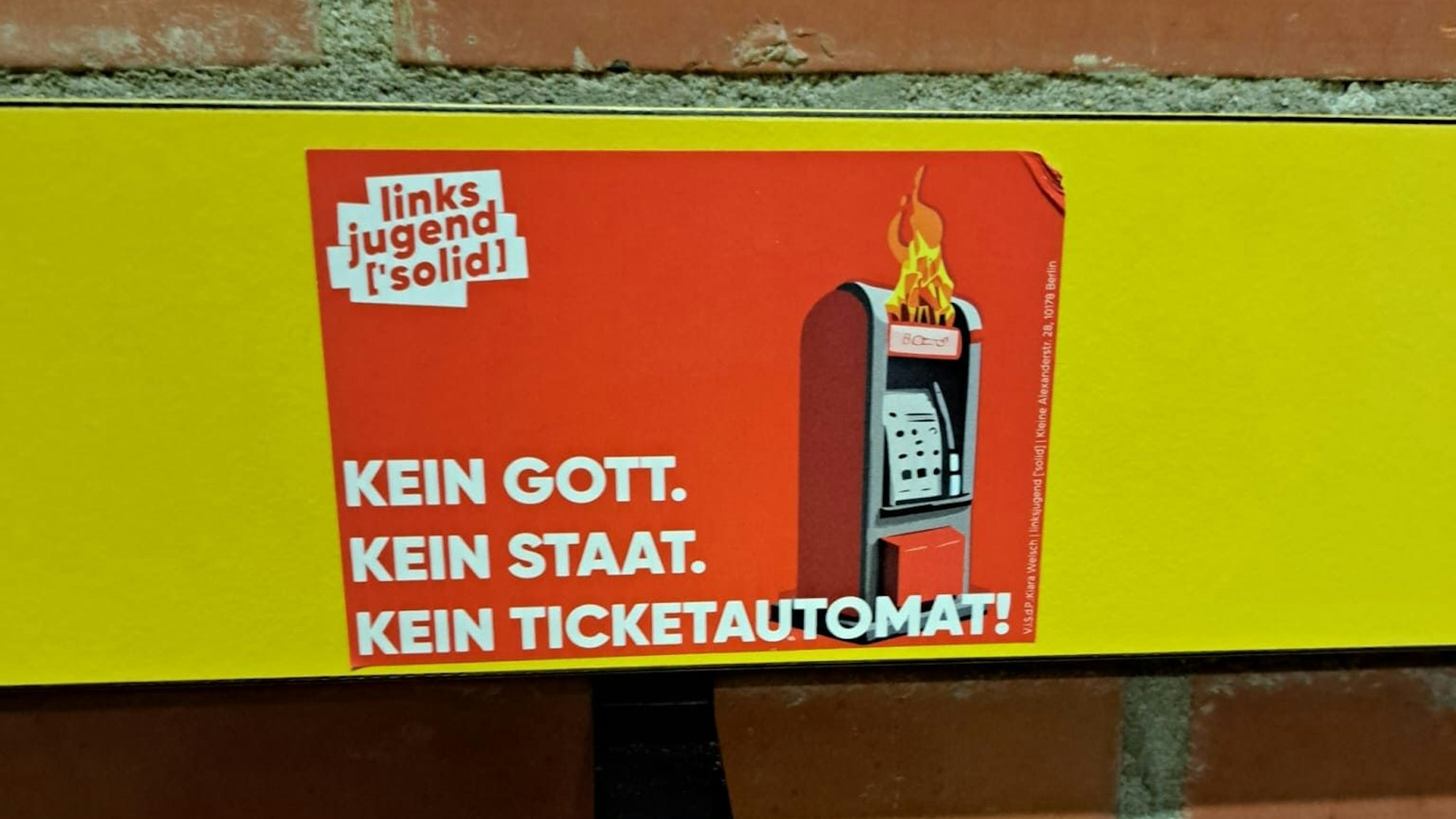 Am Europagymnasium wurden Sticker mit politischen Parolen angebracht.