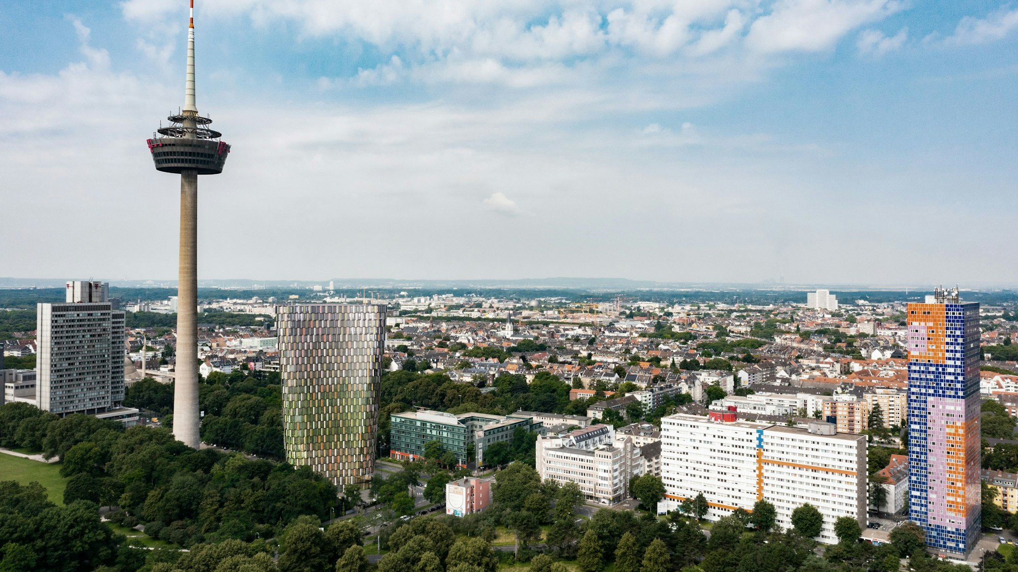 Visualisierung des geplanten Hochhauses von Art-Invest am denkmalgeschützten Colonius - Stadtbild