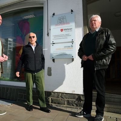 Das Foto zeigt Stiftungsmanager Michael Adomaitis, den 1. Vorsitzenden des Fördervereins Uwe Kotz und den ehrenamtliche Mitarbeiter Dr. Jorg Nürmberger.