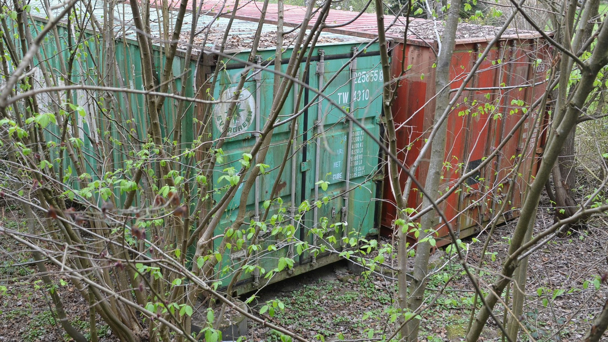 Insgesamt vier solcher Übersee-Container stehen auf Betonsockeln im Garten des „Geisterhauses von Steimelhagen“. Darin lagern vor allem Kleidung und Möbel der verschollenen Anett Carolin Kaiser.