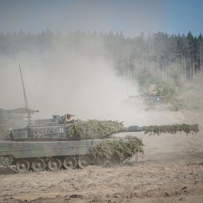 Soldaten der Bundeswehr bereiten sich auf dem Leopard 2 und Puma Kampfpanzer auf den Abschluss der Nato-Übung Quadriga 2024 vor.