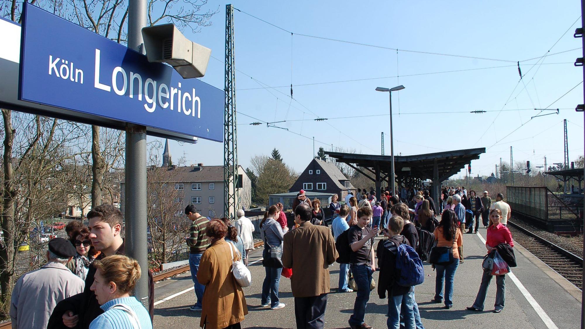 Menschen auf Bahnsteig