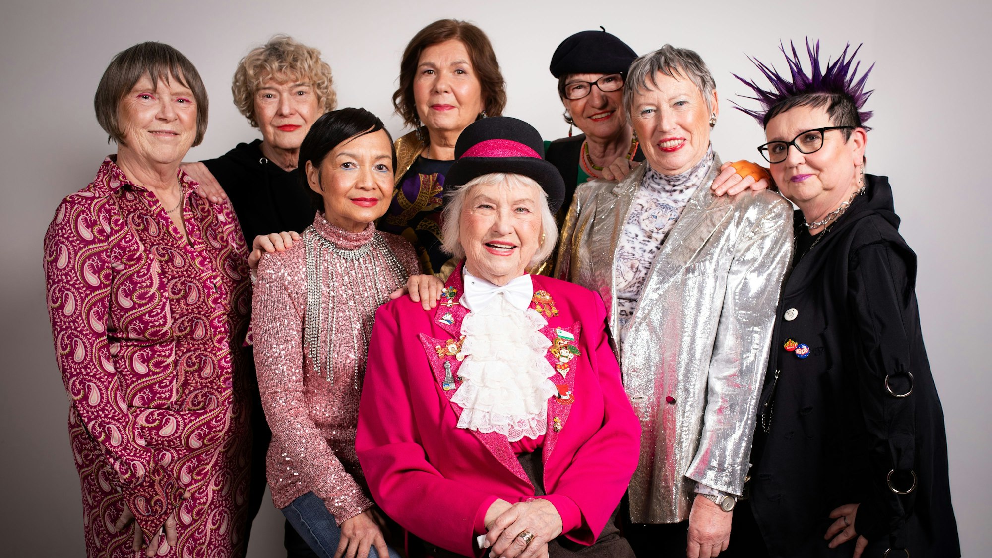 Das DJ-Kollektiv „Forever Fresh“ in schillernden Bühnenoutfits