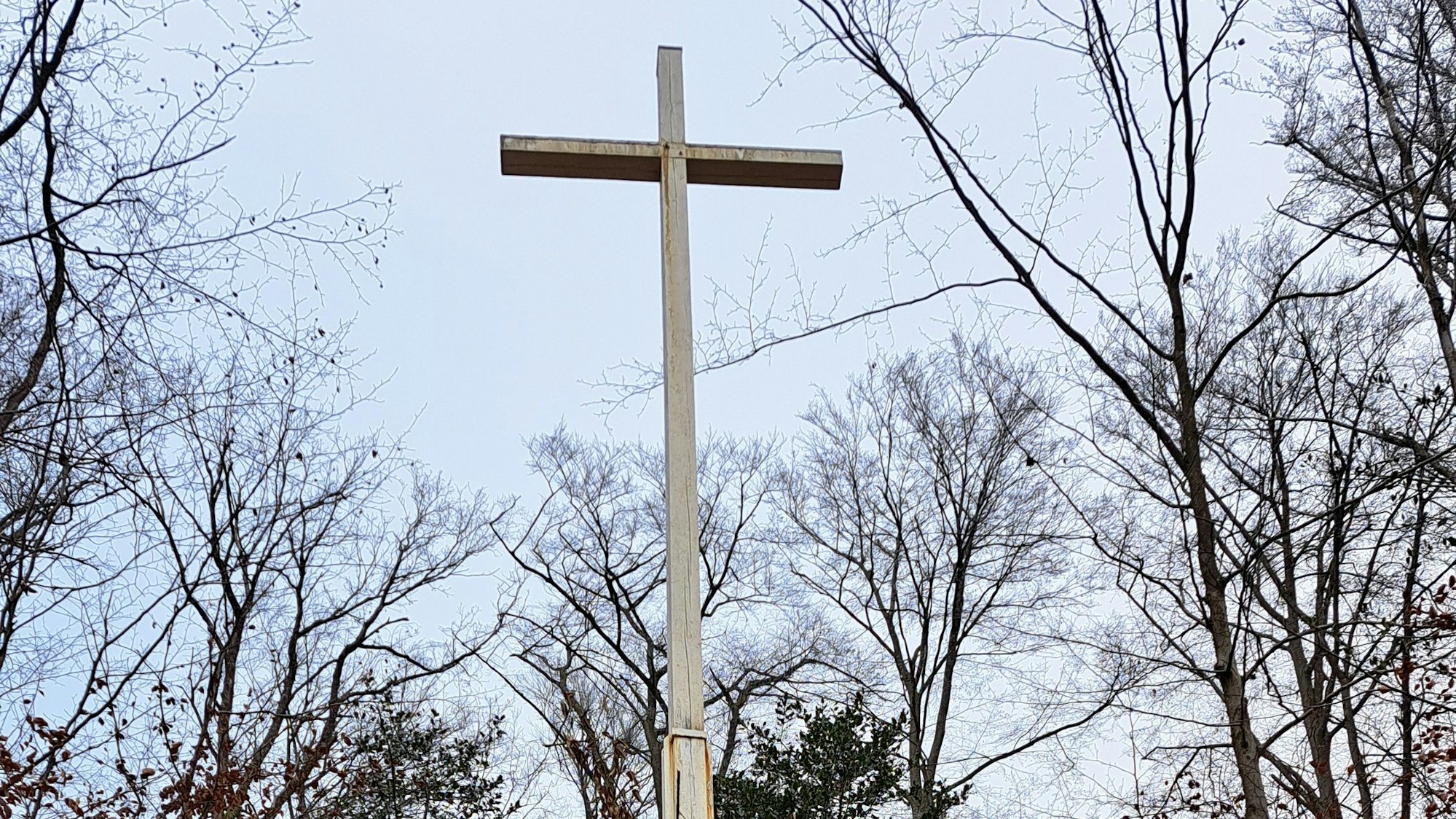 Das Foto zeigt das sogenannte "Schlageterkreuz" auf dem Friedhof in Gimborn.
