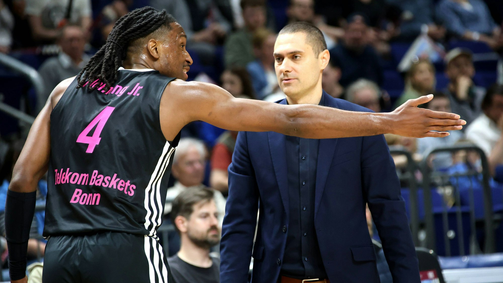 Bonns Trainer Marko Stankovic (rechts) hört sich die Korrekturvorschläge von Phlandrous Fleming an.