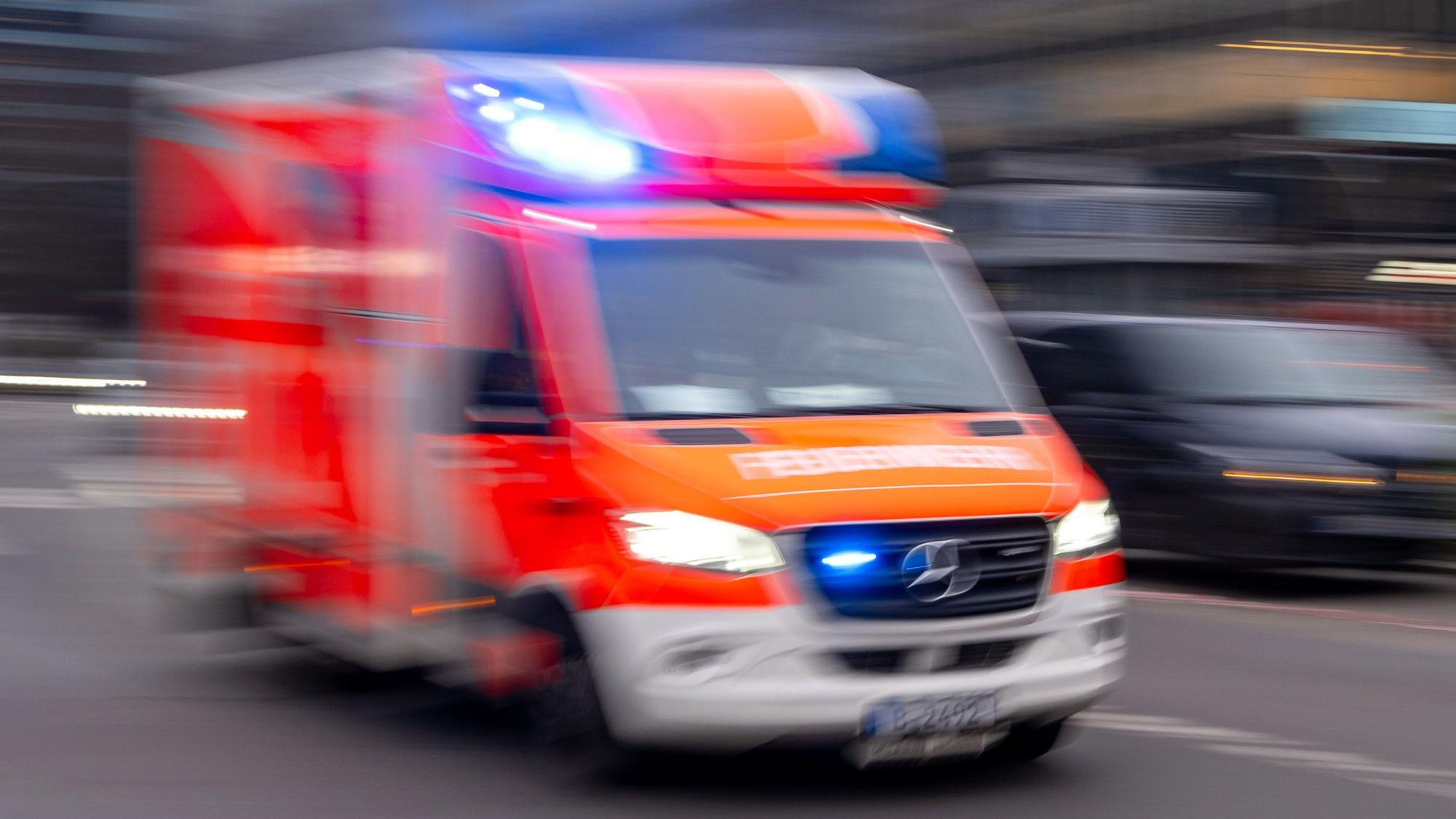 Ein Rettungswagen fährt durch die Stadt, das Bild ist leicht verschwommen.