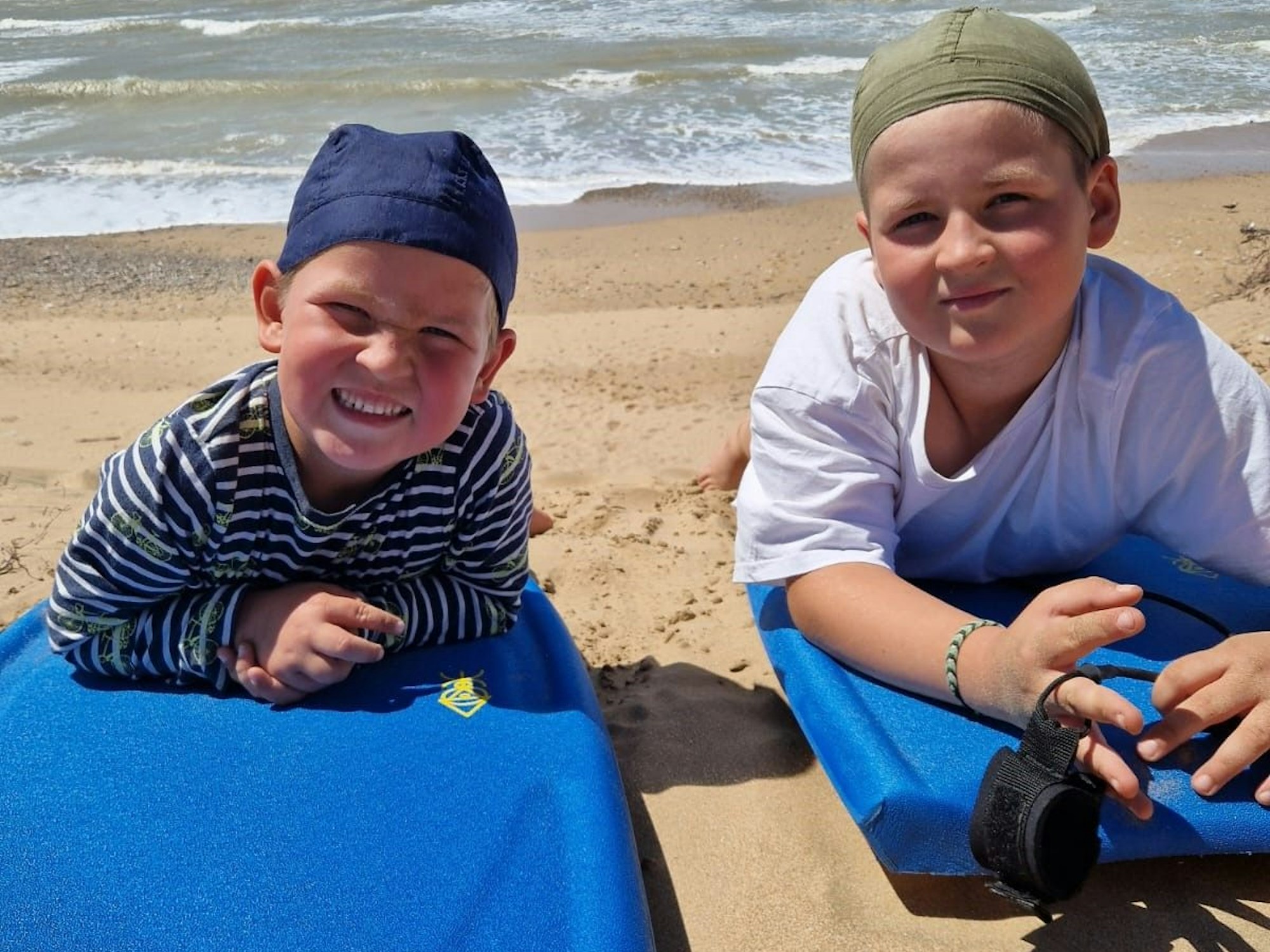 Zwei Brüder am Strand.