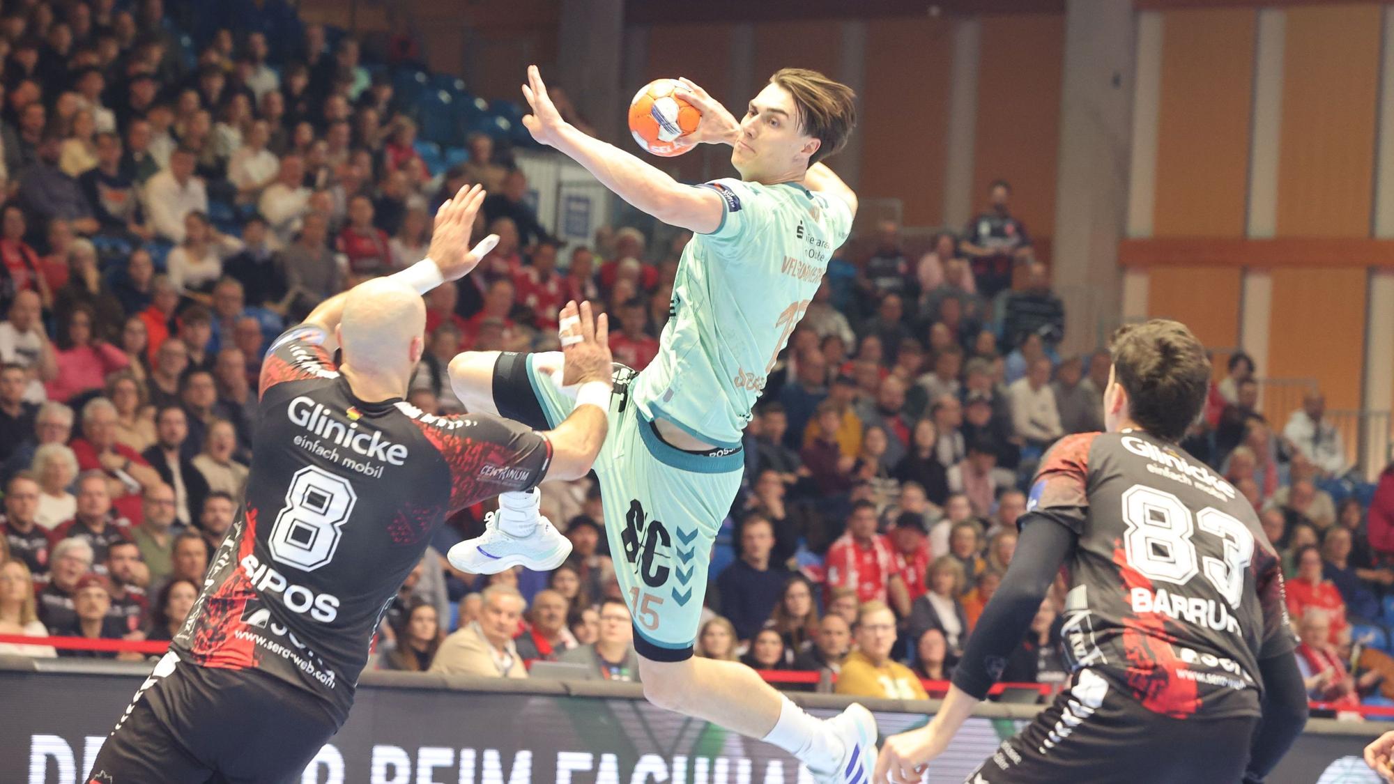 Handballer Miro Schluroff beim Sprungwurf auf ein Handballtor.