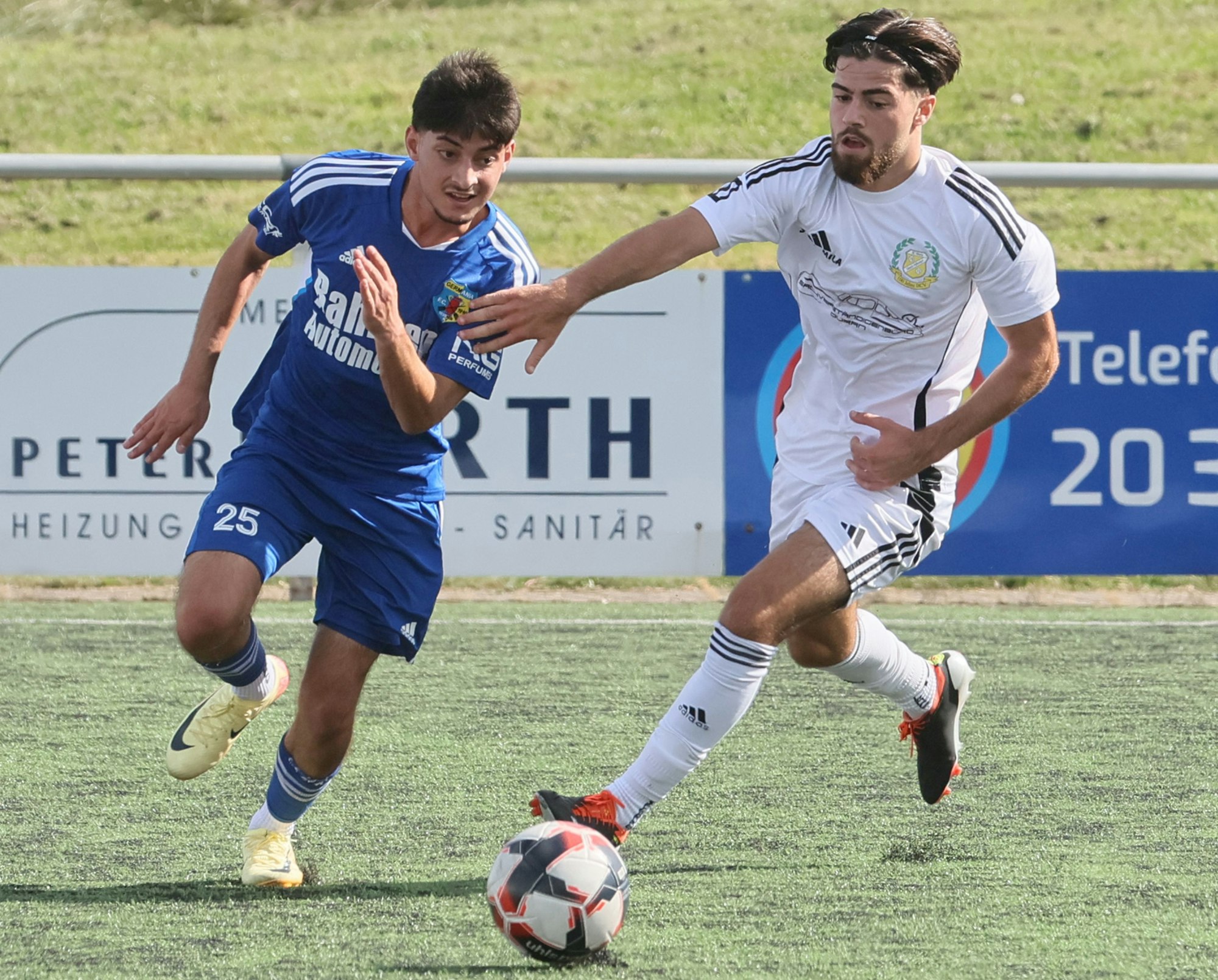 Das Foto zeigt zwei Fußballer im Zweikampf, von denen der Spieler im weißen Trikot rechts den Ausgleich für Glesch erzielt.