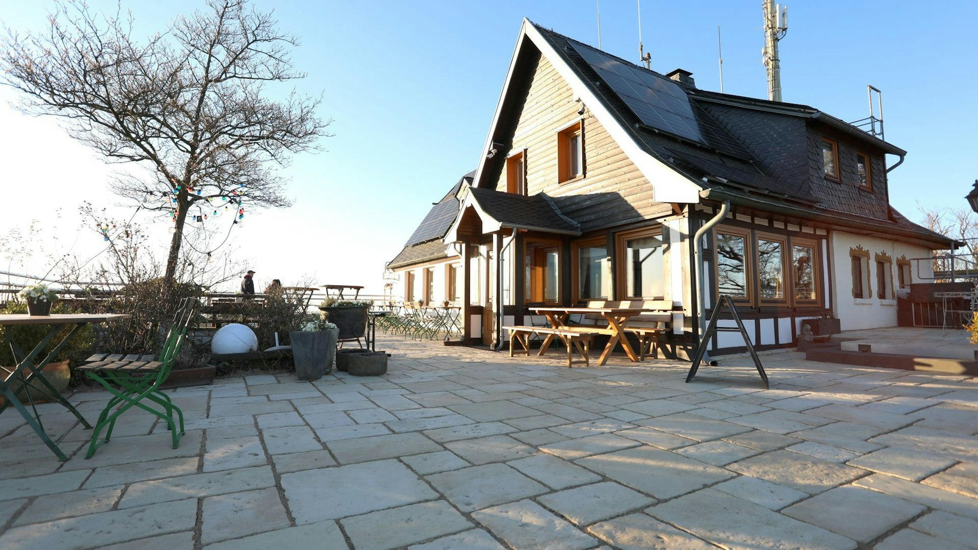 Gasthaus auf dem Oelberg mit neuer Terrasse