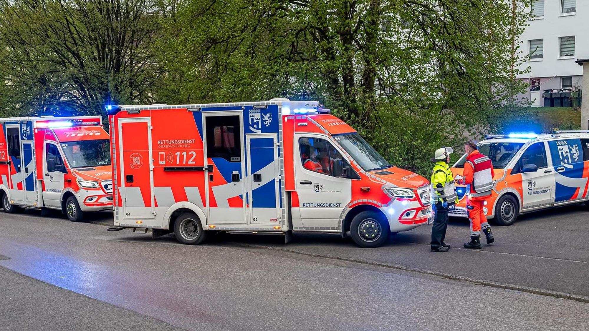 Bei dem Brand einer Küche im Gummersbacher Stadtteil Steinenbrück am frühen Donnerstagabend haben fünf Menschen vermutlich eine Rauchgasvergiftung erlitten. Groß war das Aufgebot an Einsatzkräften.