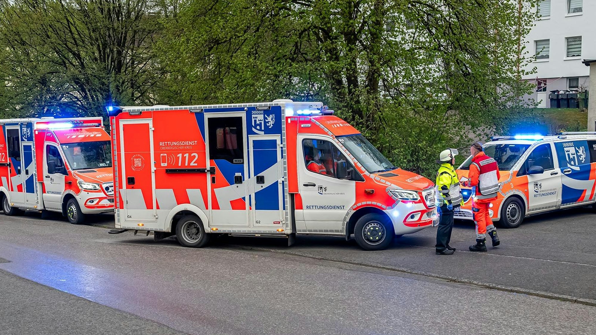 Bei dem Brand einer Küche im Gummersbacher Stadtteil Steinenbrück am frühen Donnerstagabend haben fünf Menschen vermutlich eine Rauchgasvergiftung erlitten. Groß war das Aufgebot an Einsatzkräften.