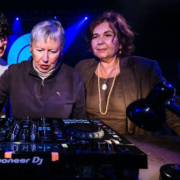 Die 79-jährige Inge Dobrinski (M.) und Ingrid Jatho (r.) lernen von einer DJ-Dozentin neue Fähigkeiten am Mischpult.