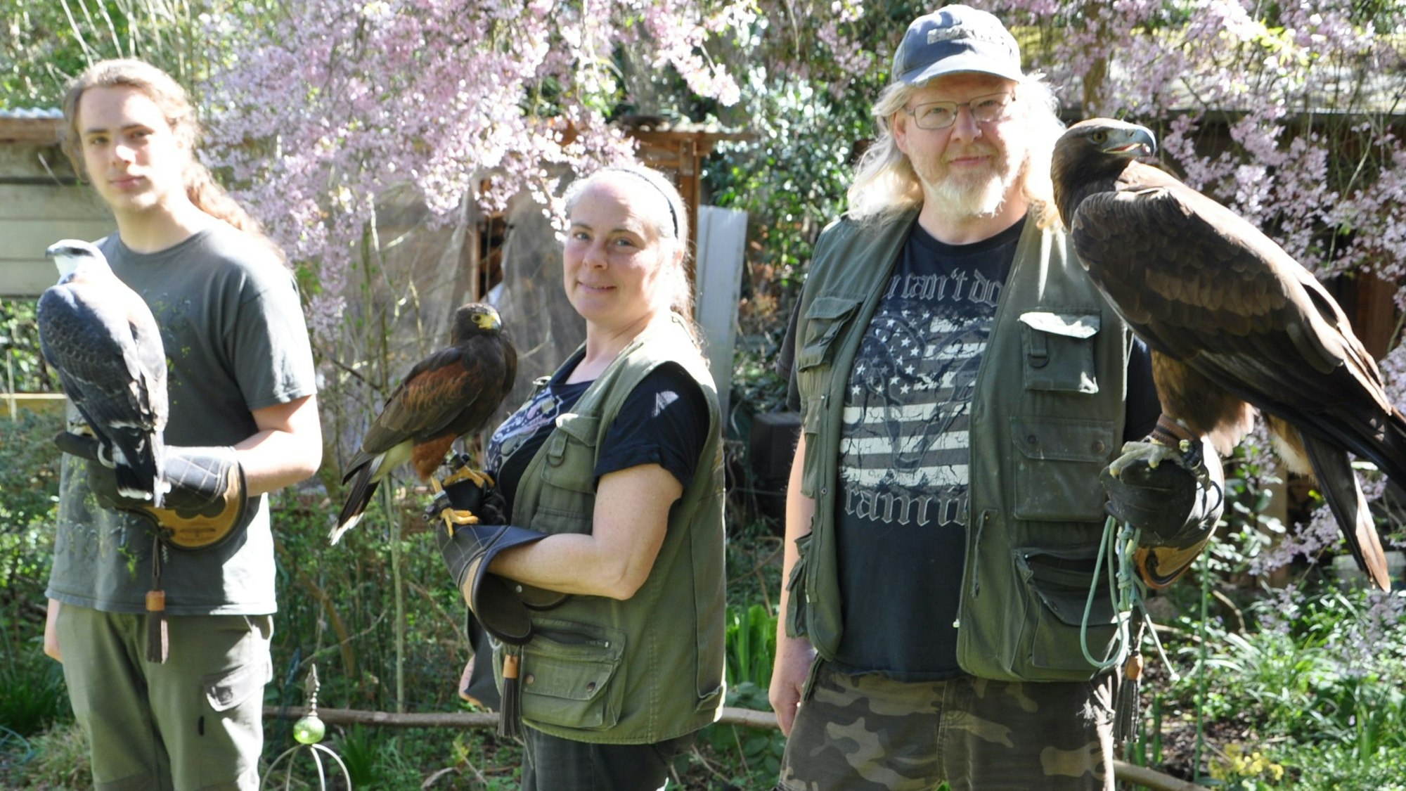 Das Bild zeigt Rouven, Barbara und Mario „Ari“ von der Falknerei Skyhunters.