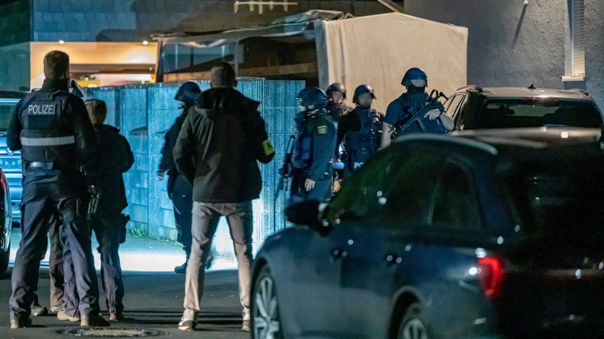 16.04.2025, Rheinland-Pfalz, Elkenroth: Einsatzkräfte der Polizei sind an einem Wohnhaus im Einsatz. Die Aktion steht im Zusammenhang mit der Tötung einer Familie im Westerwald und der Suche nach dem mutmaßlichen Dreifachmörder. Foto: Markus Klümper/dpa - ACHTUNG: Personen wurden auf Bitten der Polizei gepixelt +++ dpa-Bildfunk +++