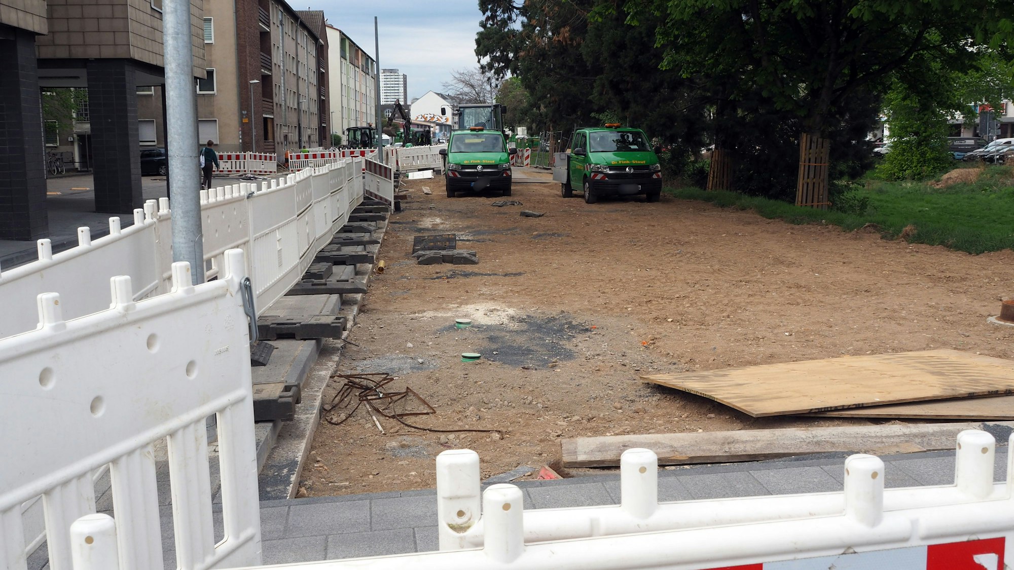 Blick auf eine Straße, die zurzeit aufgrund einer Baustelle nicht befahrbar ist.
