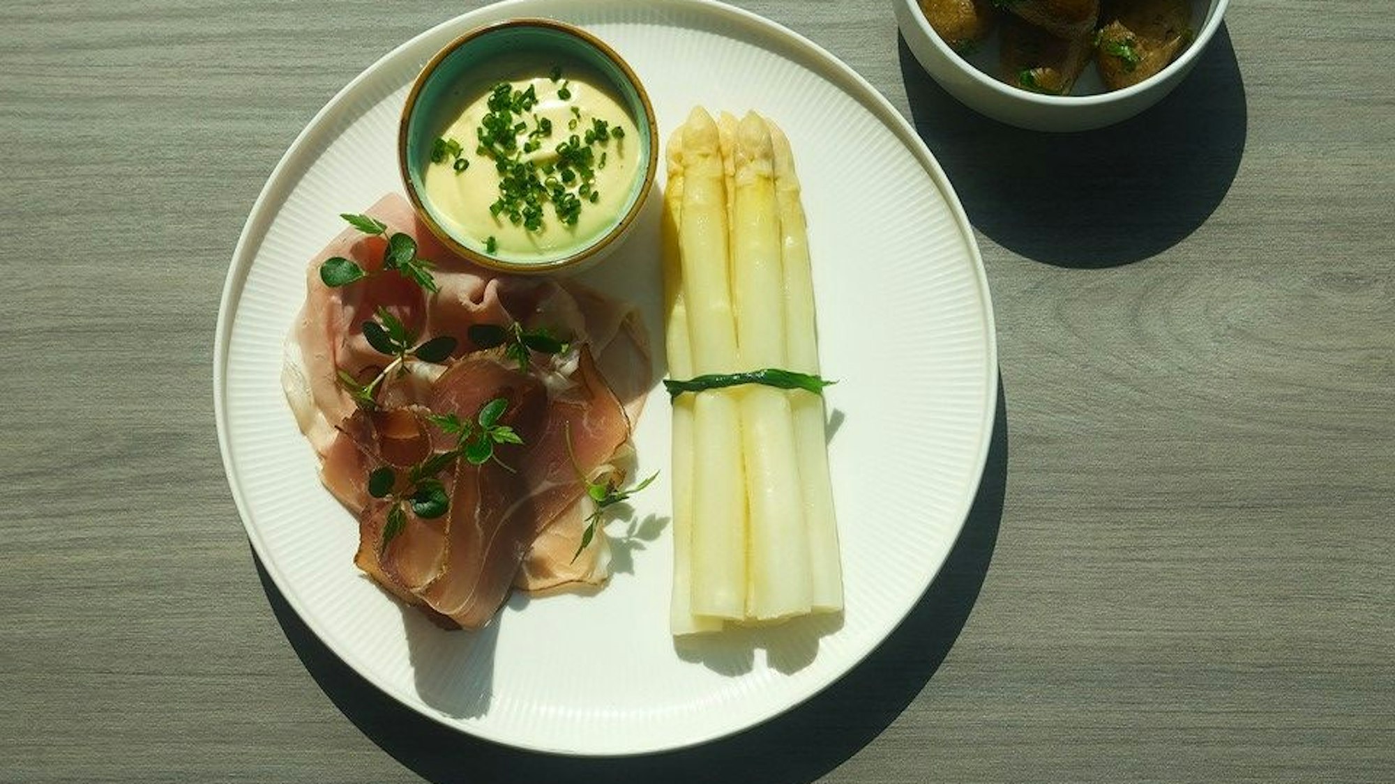 Im Bistro im Römerhof in Brenig bereitet Chefkoch
Clemens Decker Bornheimer Spargel mit Sauce Hollandaise,
Schwarzwälder Schinken und Kartöffelchen