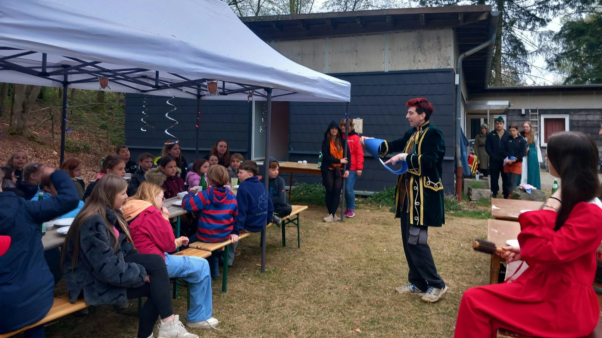 Die Gruppe der Awo-Kinderfreizeit beim Theaterstück auf dem Bacherhof.