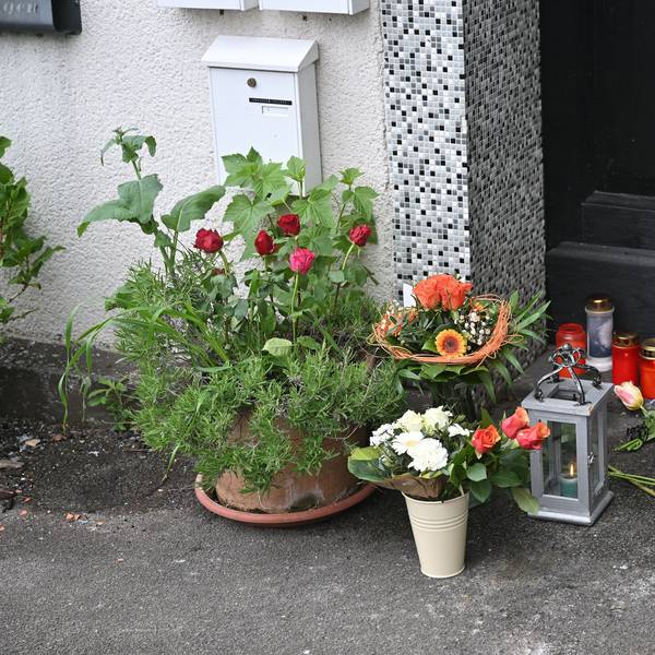 Vor dem Nußbaumer Hof legten Anwohner Blumen nieder und zündeten Kerzen für die Verstorbene an.