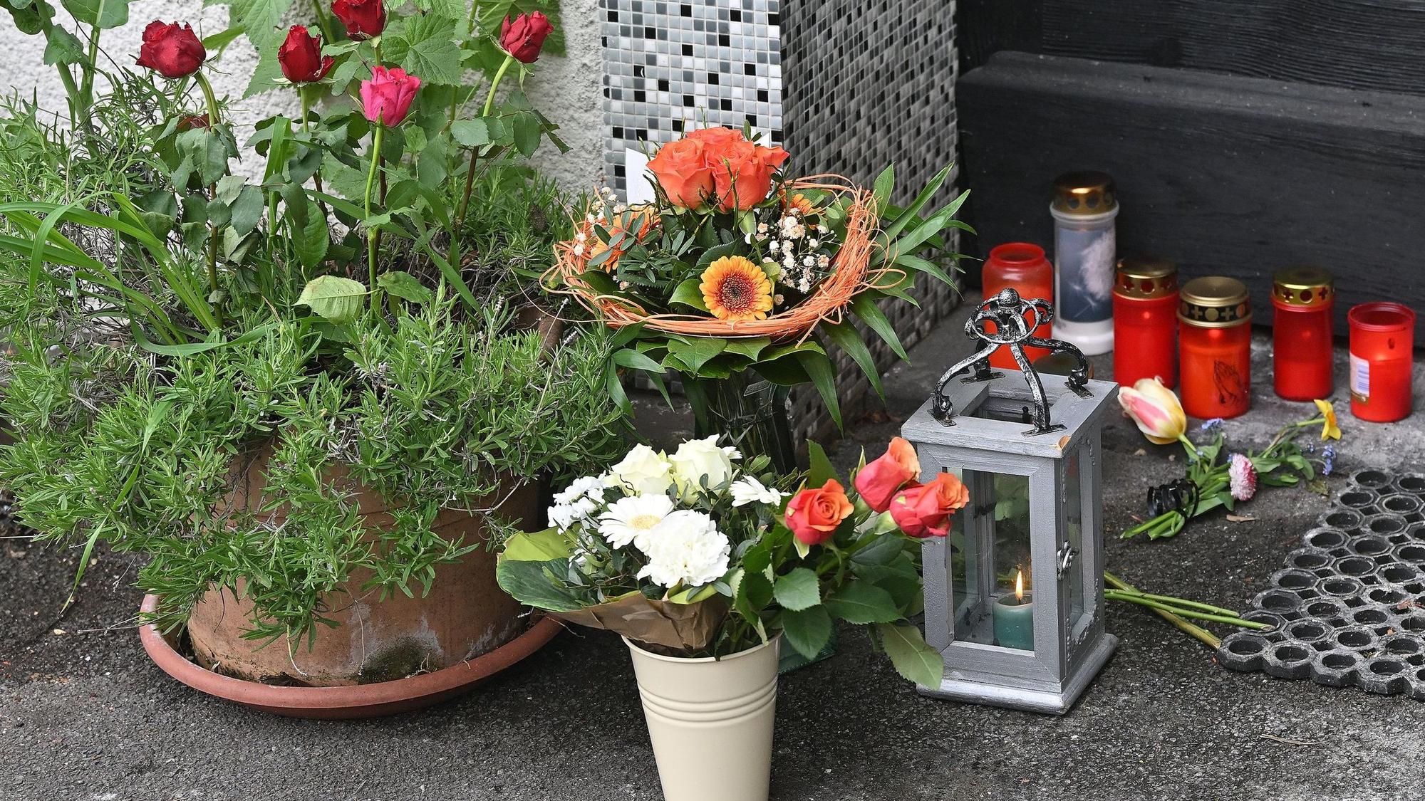 Vor dem Nußbaumer Hof legten Anwohner Blumen nieder und zündeten Kerzen für die Verstorbene an.
