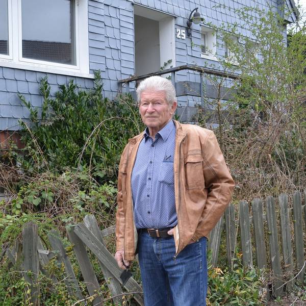 Michael Kaiser aus Gau-Algesheim steht vor dem „Geisterhaus von Morsbach-Steimelhagen“: Dieses hat Anett Carolin Kaiser, seine spurlos verschwundene Großcousine, im Sommer 2011 gekauft, aber nie bezogen.