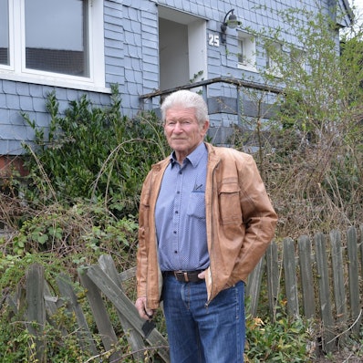 Michael Kaiser aus Gau-Algesheim steht vor dem „Geisterhaus von Morsbach-Steimelhagen“: Dieses hat Anett Carolin Kaiser, seine spurlos verschwundene Großcousine, im Sommer 2011 gekauft, aber nie bezogen.