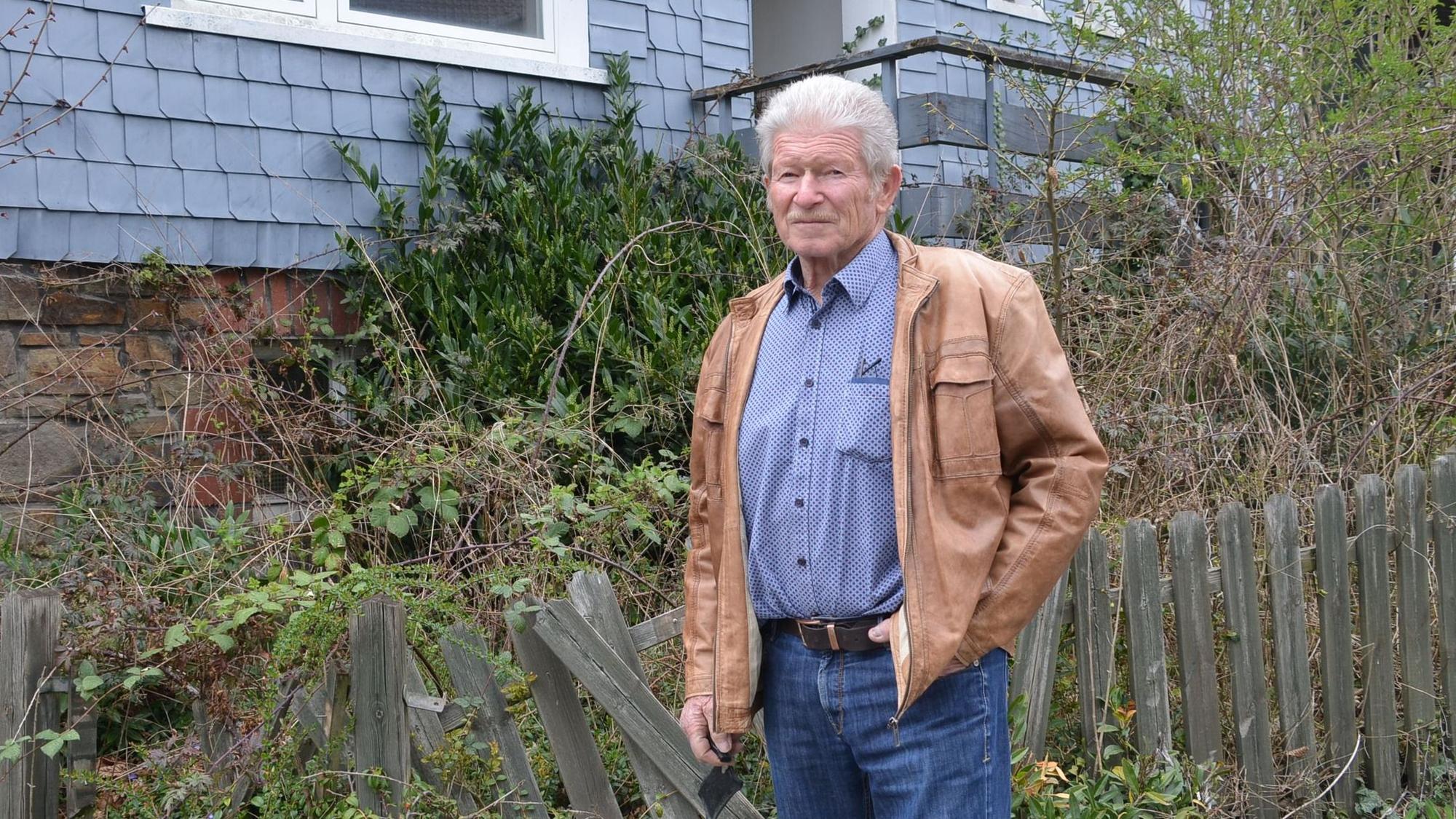 Michael Kaiser aus Gau-Algesheim steht vor dem „Geisterhaus von Morsbach-Steimelhagen“: Dieses hat Anett Carolin Kaiser, seine spurlos verschwundene Großcousine, im Sommer 2011 gekauft, aber nie bezogen.