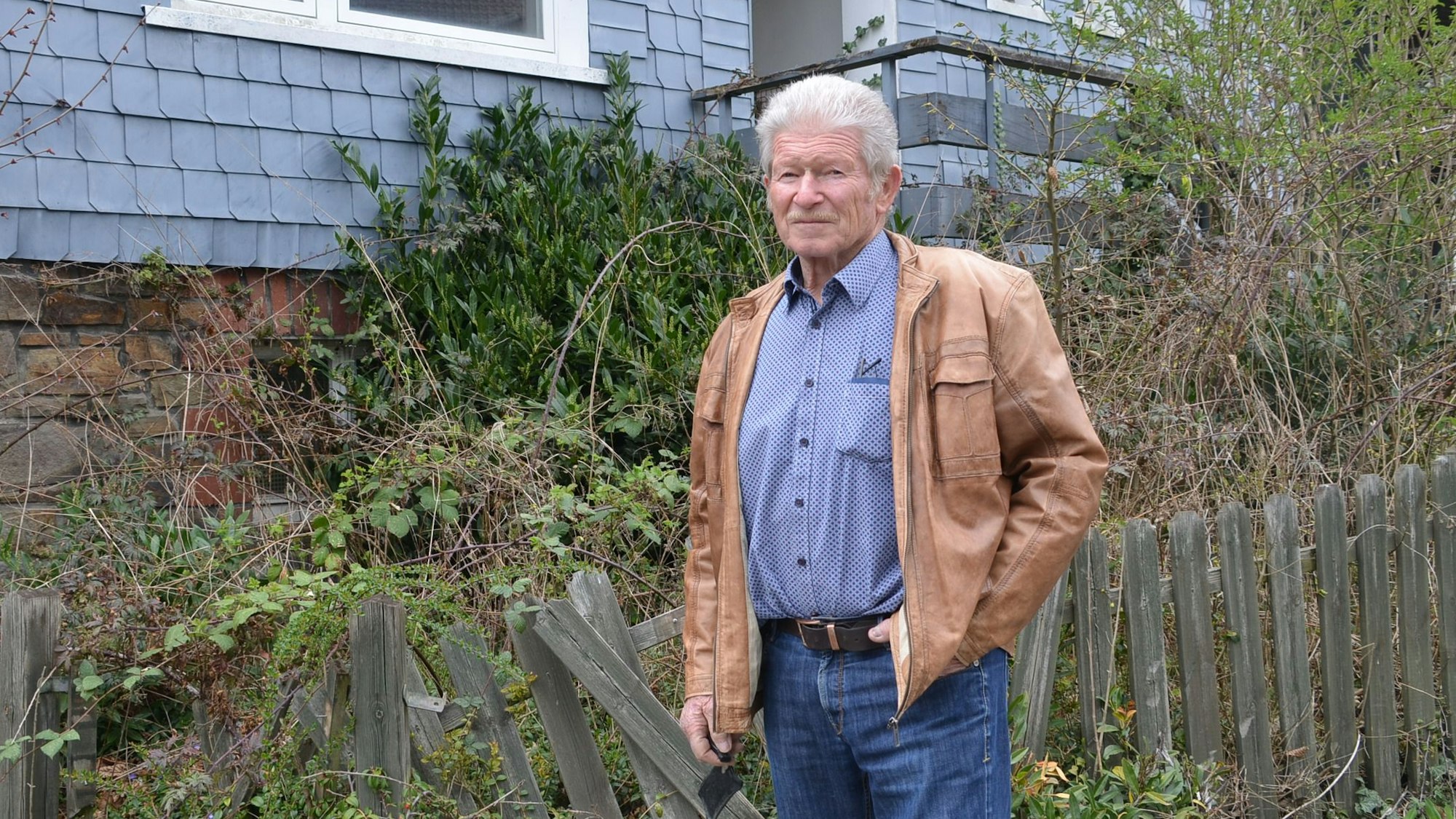 Michael Kaiser aus Gau-Algesheim steht vor dem „Geisterhaus von Morsbach-Steimelhagen“: Dieses hat Anett Carolin Kaiser, seine spurlos verschwundene Großcousine, im Sommer 2011 gekauft, aber nie bezogen.