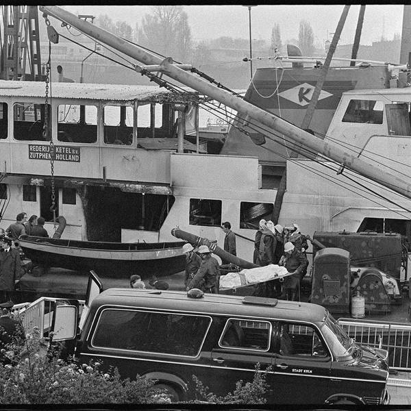 Auf einer Bahre tragen Feuerwehrleute eines der Todesopfer aus dem geborgenen Wrack des Kabinenschiffs „Prinses Irene“.