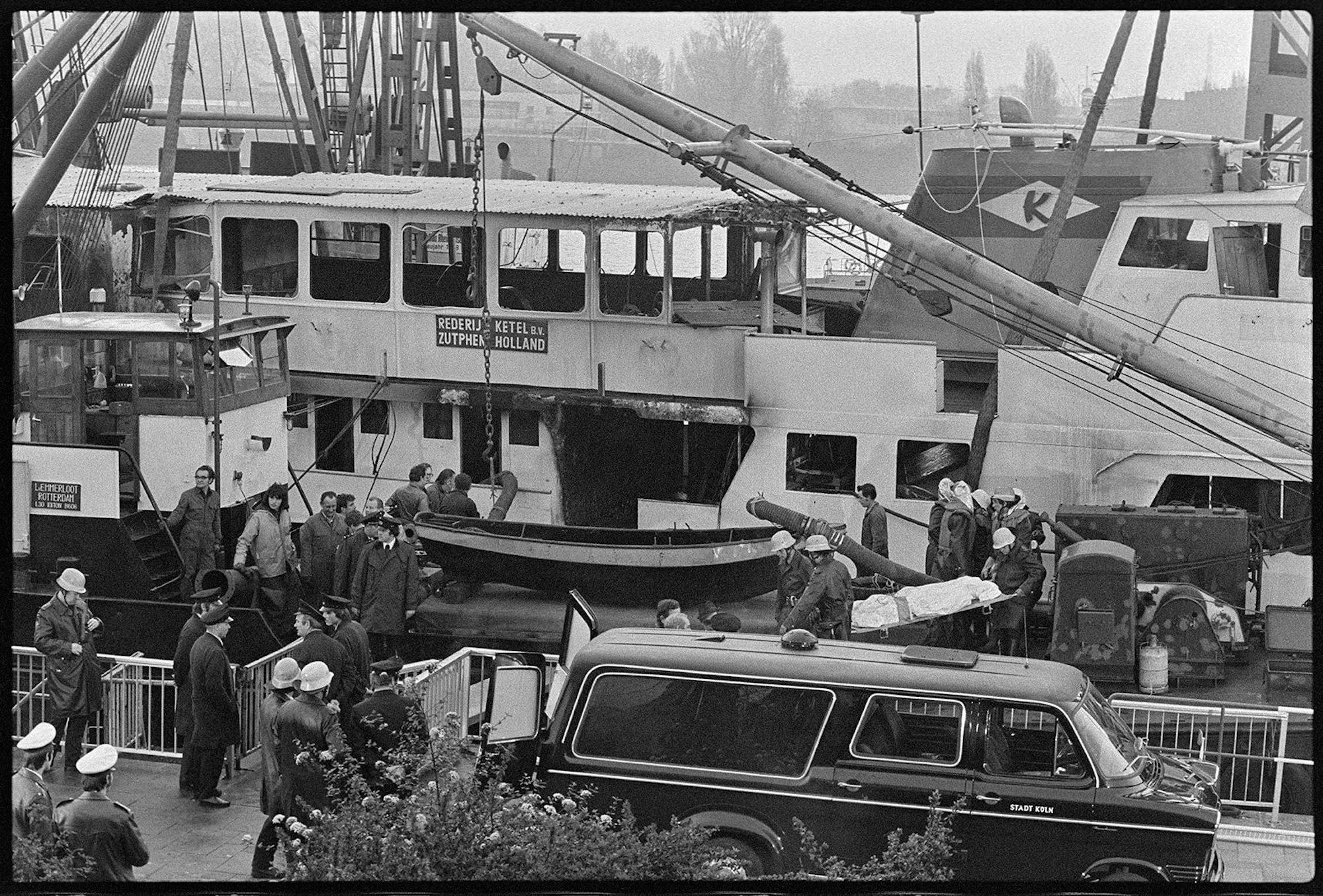 Auf einer Bahre tragen Feuerwehrleute eines der Todesopfer aus dem geborgenen Wrack des Kabinenschiffs „Prinses Irene“.
