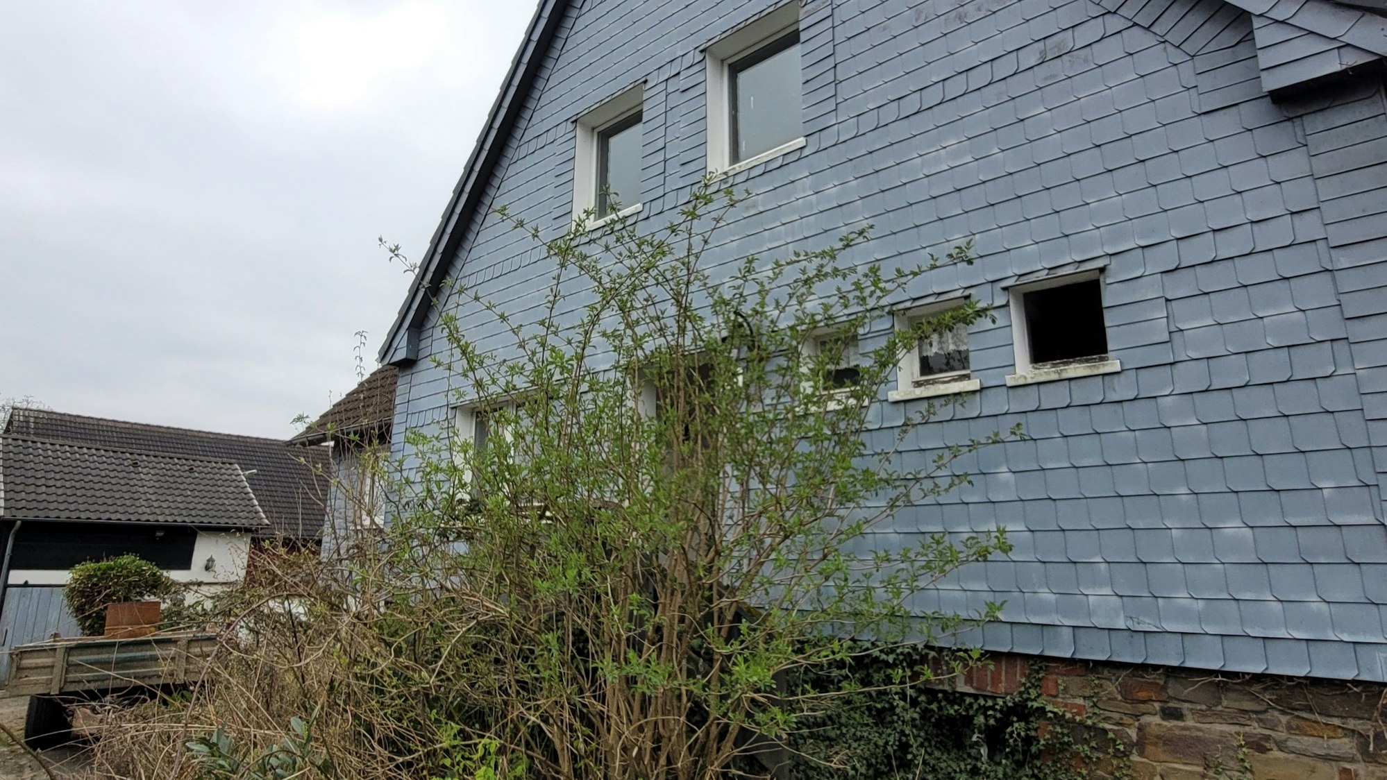 Seit dem Sommer 2011 ist dieses Haus mitten in der Morsbacher Ortschaft Steimelhagen dem Verfall preisgegeben. Anett Carolin Kaiser, die Besitzerin, ist seither spurlos verschwunden.