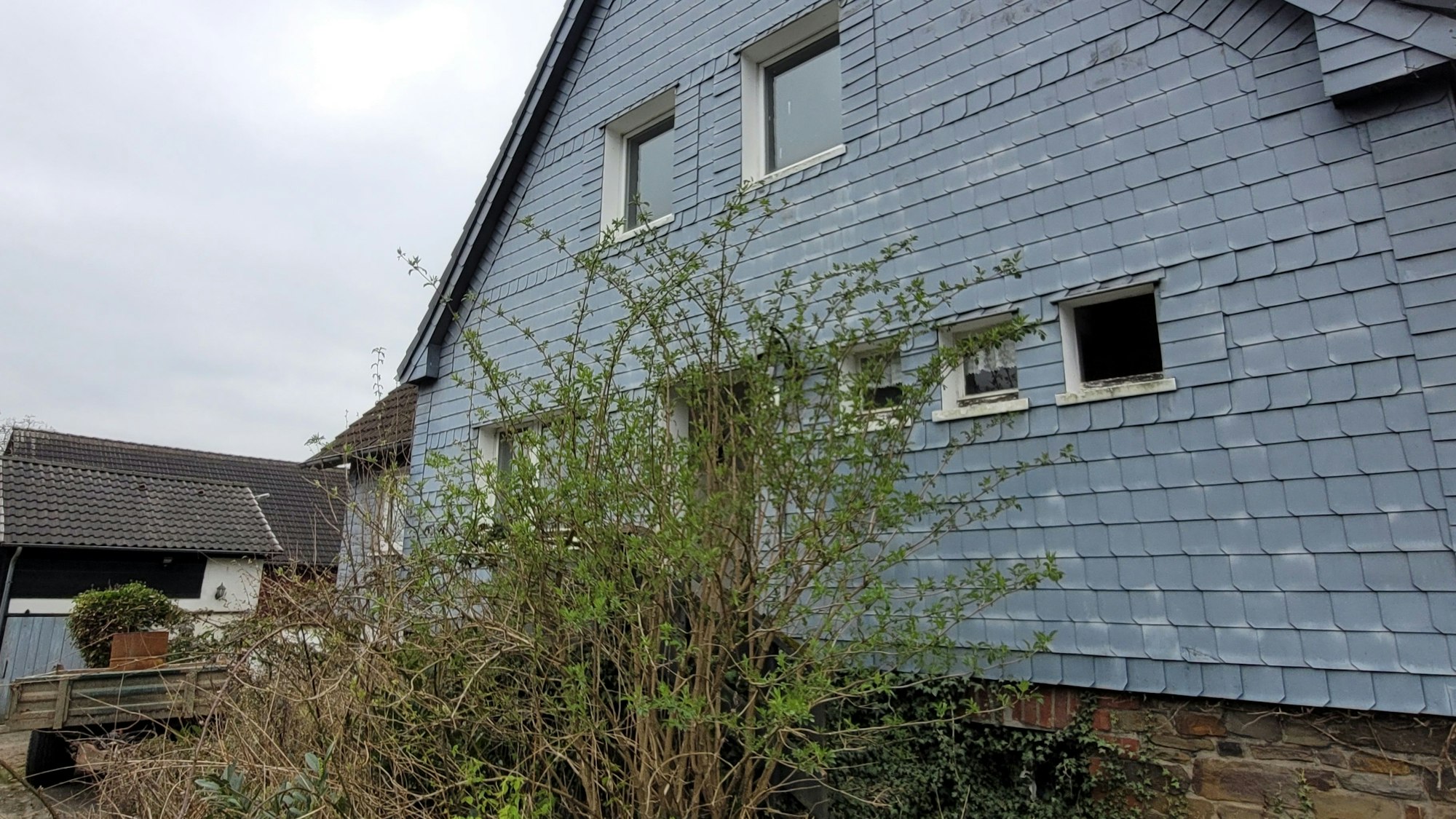 Seit dem Sommer 2011 ist dieses Haus mitten in der Morsbacher Ortschaft Steimelhagen dem Verfall preisgegeben. Anett Carolin Kaiser, die Besitzerin, ist seither spurlos verschwunden.