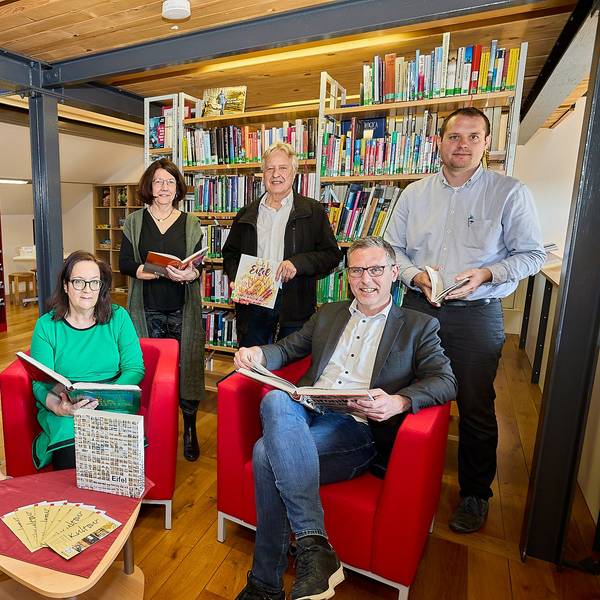 Lea Blindert, Brigitte Wies, Uschi Mießeler, Jochen Starke, Norbert Crump und Alexander Mauel haben sich mit Büchern in der Gemeindebibliothek postiert.