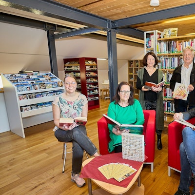 Lea Blindert, Brigitte Wies, Uschi Mießeler, Jochen Starke, Norbert Crump und Alexander Mauel haben sich mit Büchern in der Gemeindebibliothek postiert.