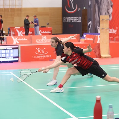 Jenny Mairs und Thuc Phuong Nguyen hechten nach dem Ball.