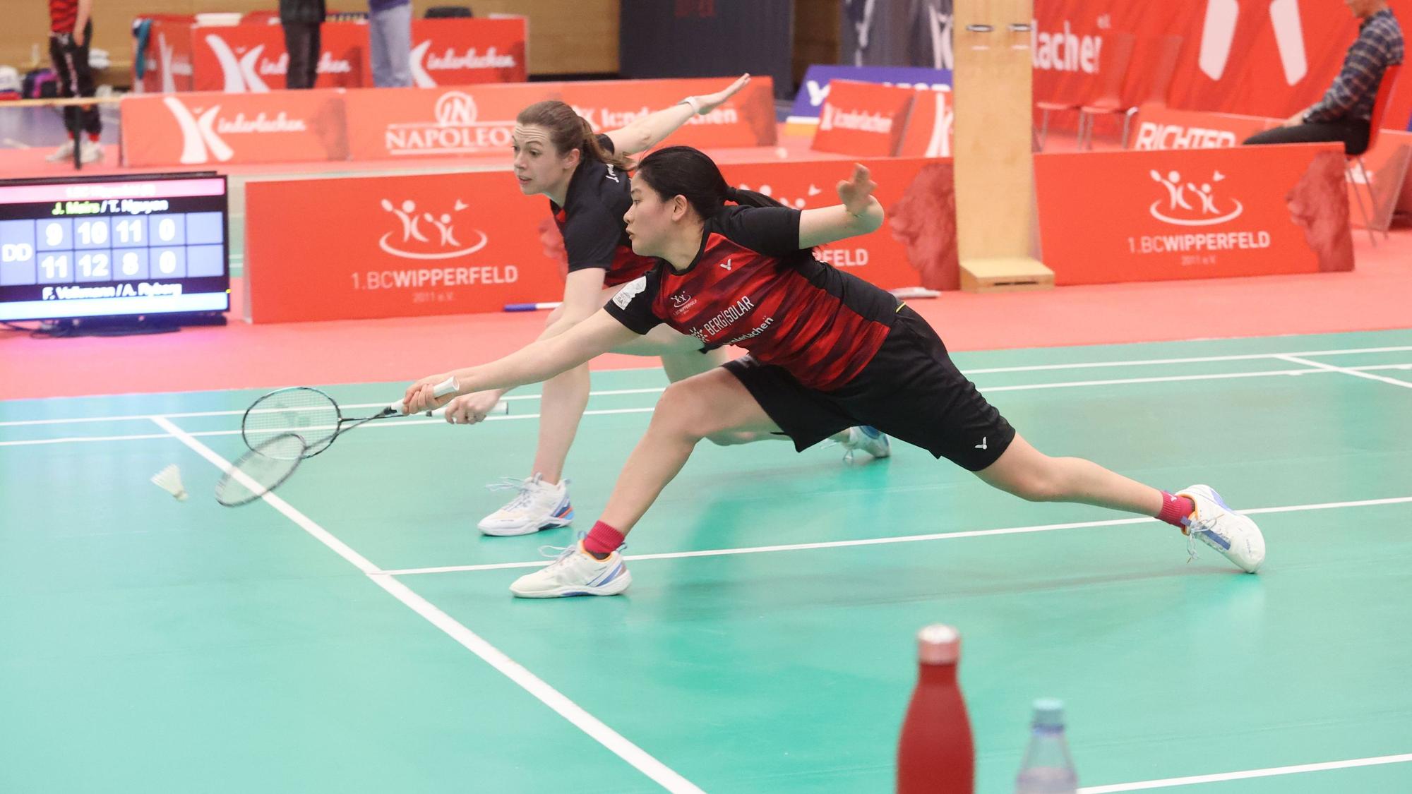 Jenny Mairs und Thuc Phuong Nguyen hechten nach dem Ball.
