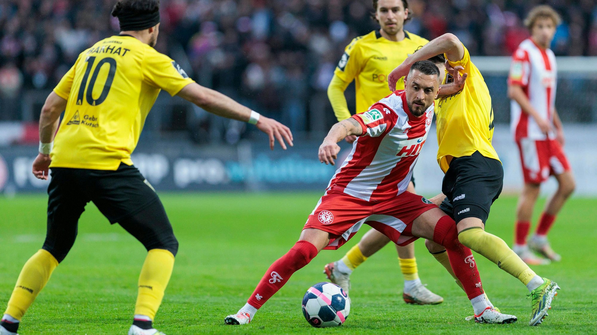 Mittelrheinpokal-Halbfinale: Fortuna Köln - Alemannia Aachen, 16.04.2025 Stipe Batarilo Fortuna Köln, 8, Soufiane El-Faouzi Alemannia Aachen, 18, Anas Bakhat Alemannia Aachen, 10. Mittelrheinpokal, Halbfinale, Fortuna Köln Alemannia Aachen, am 16.04.2025, Südstadion, Köln *** Mittelrheinpokal semi-final Fortuna Köln Alemannia Aachen, 16 04 2025 Stipe Batarilo Fortuna Köln, 8 , Soufiane El Faouzi Alemannia Aachen, 18 , Anas Bakhat Alemannia Aachen, 10 Mittelrheinpokal, semi-final, Fortuna Köln Alemannia Aachen, on 16 04 2025, Südstadion, Cologne Copyright: xBEAUTIFULxSPORTS/Meuselx