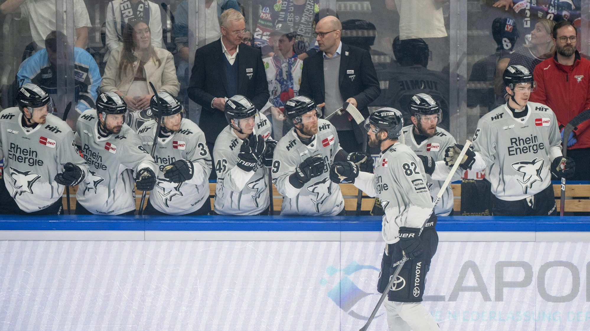 EEiner der sehr guten Momente: Alexandre Grenier (vorne) lässt sich an der Haie-Bank zu seinem 1:1-Ausgleichstreffer gratulieren.