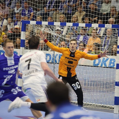 Dominik Kuzmanovic erwartet im Tor den Wurf des Angreifers.