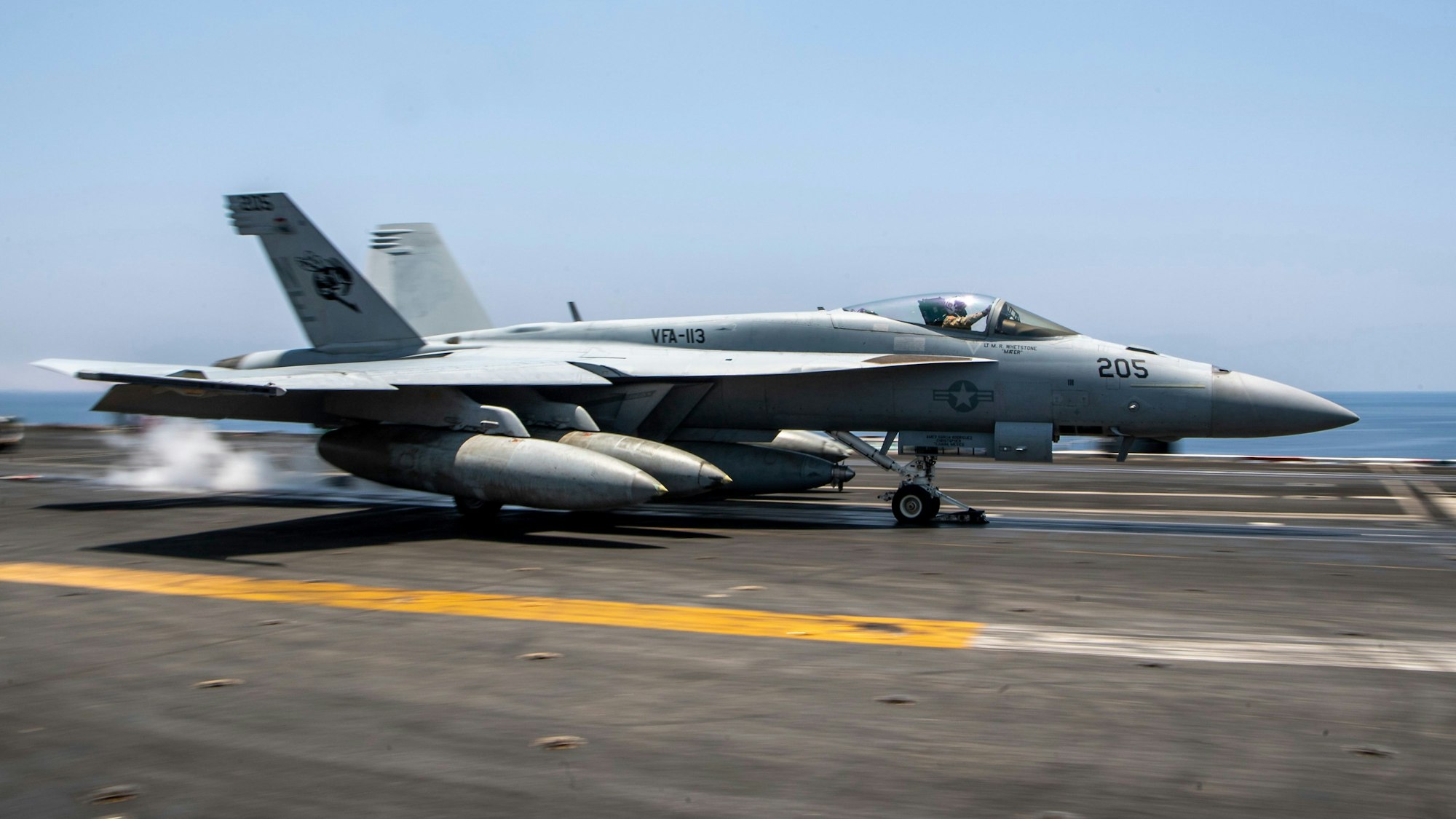 Ein F/A-18E Super Hornet-Kampfflugzeug der U.S. Navy mit Stingerraketen des Strike Fighter Squadron 113 startet vom Flugdeck des Flugzeugträgers der Nimitz-Klasse „USS Carl Vinson“. (Archivbild)