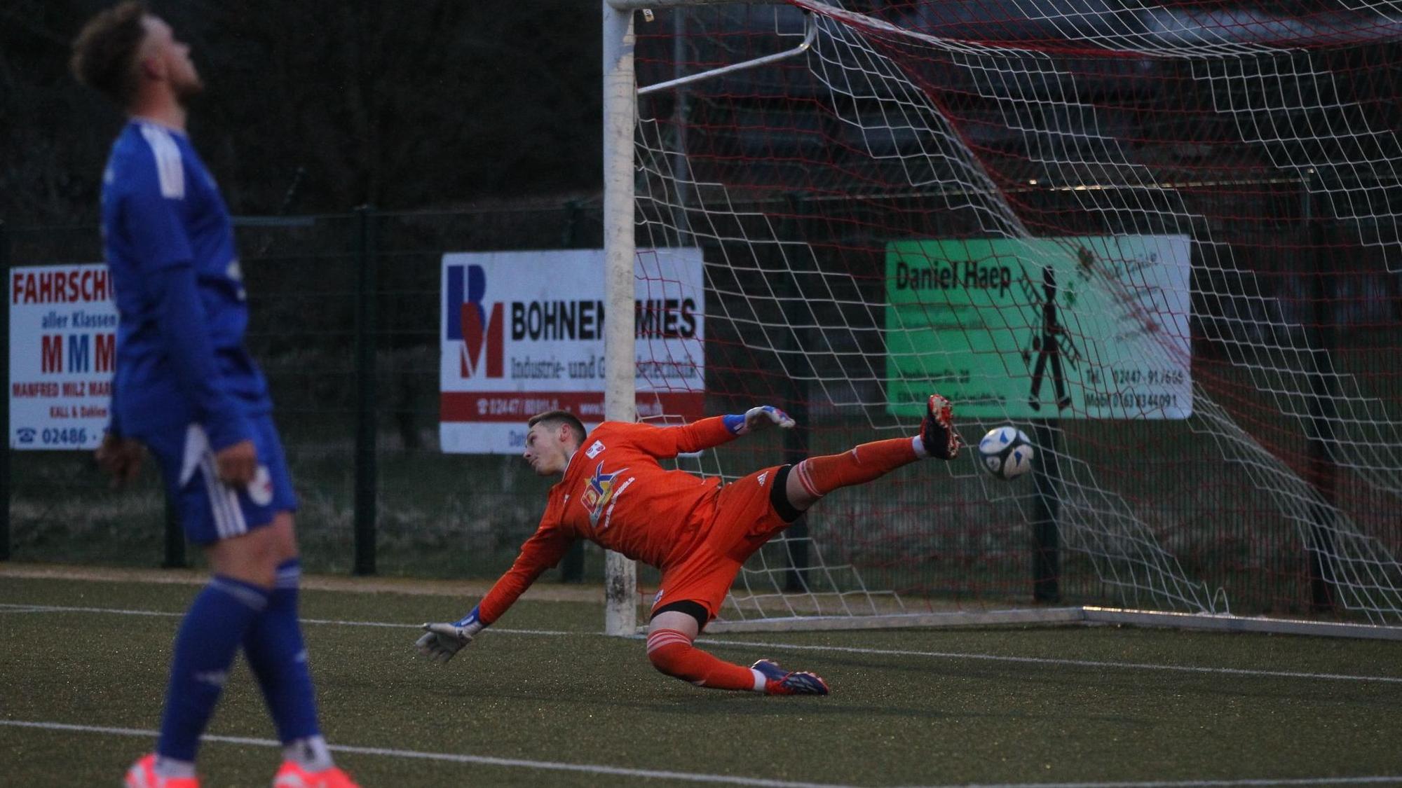 Das Bild zeigt den Moment, als der Ball hinter Nico Esser im Tor landet.