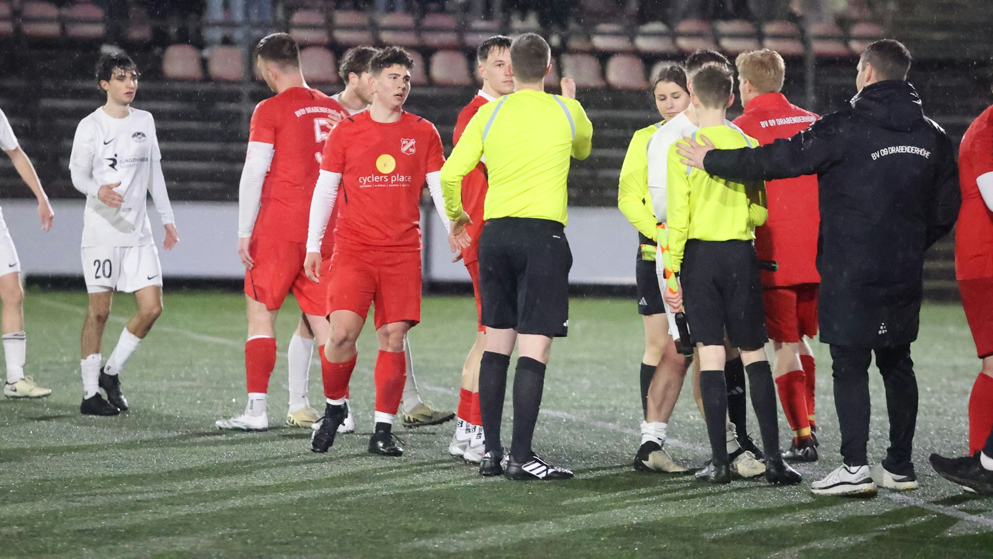 Nach dem Abpfiff verabschieden sich die Fußballer beiden Teams bei den Genern und den Schiedsrichtern.