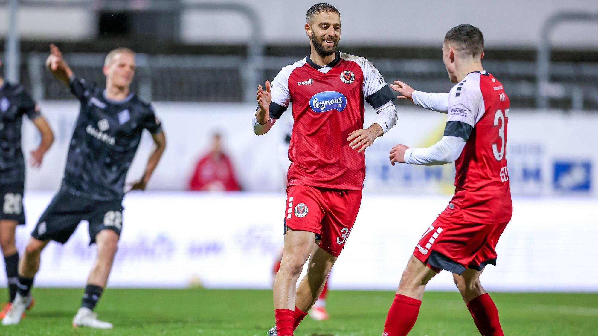 24.01.2025, Fußball, FC Viktoria Köln SV Waldhof Mannheim 07, 3.Liga, Sportpark Höhenberg, Saison 2024 2025: Torschütze Serhat-Semih Güler Viktoria Köln 30 verwandelt den Elfmeter zum 1:0 Tor. Torjubel Jubel Jubelnd zusammen mit Niklas May Viktoria Köln 37 DFB regulations prohibit any use of photographs as image sequences and or quasi-video. Nordrhein-Westfalen Deutschland *** 24 01 2025, Football, FC Viktoria Köln SV Waldhof Mannheim 07, 3 Liga, Sportpark Höhenberg, Saison 2024 2025 Goalscorer Serhat Semih Güler Viktoria Köln 30 converts the penalty to 1 0 goal Goal celebration Cheering together with Niklas May Viktoria Köln 37 DFB regulations prohibit any use of photographs as image sequences and or quasi video Nordrhein Westfalen Germany
