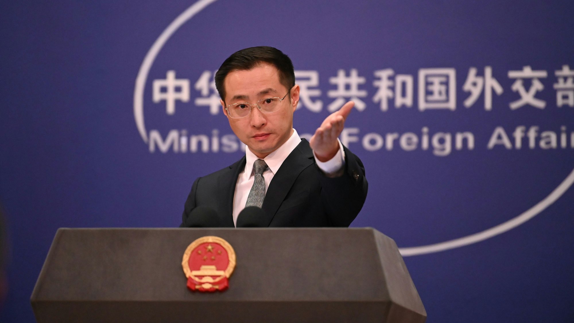 Lin Jian, Sprecher des chinesischen Außenministeriums, spricht beim täglichen Briefing seiner Behörde vor Journalisten. (Archivbild)