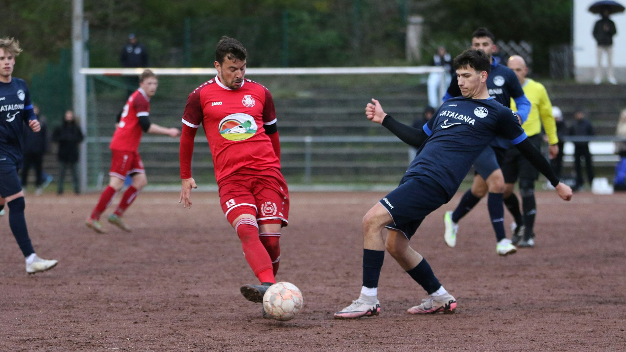 Das Bild zeigt eine Spielszene im Kreispokal. Mechernichs Hoß spielt den Ball, Vatovci kommt einen Schritt zu spät.