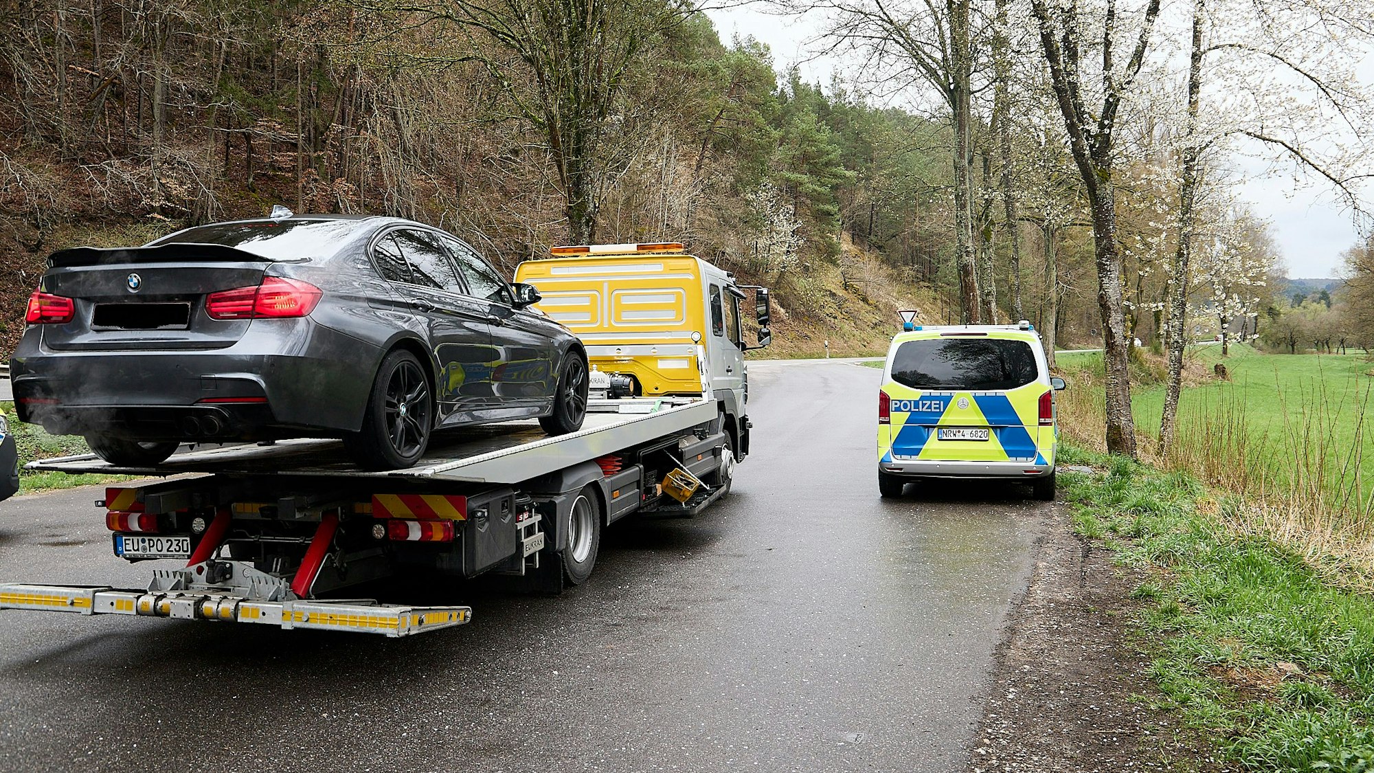 Ein Auto wird auf der Ladefläche eines Abschleppwagens zum Sicherstellungslager der Polizei transportiert.